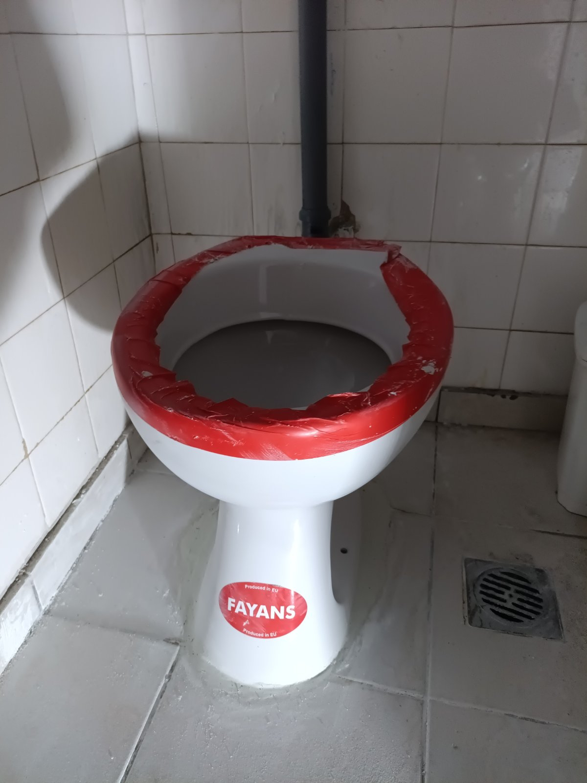 Υδραυλικός τοποθετεί νέα λεκάνη τουαλέτας FAYANS